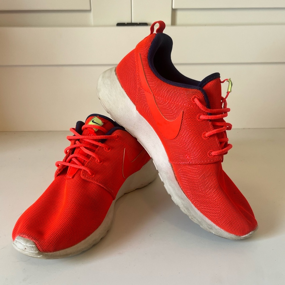 NIKE Roche One Coral Size 8
